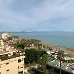 Carihuela Beachfront Penthouse, Unique Views شقة