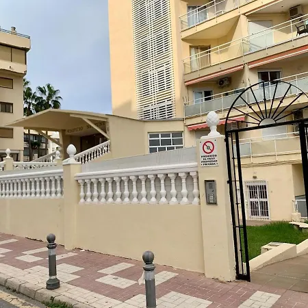 Carihuela Beachfront Penthouse, Unique Views Appartement